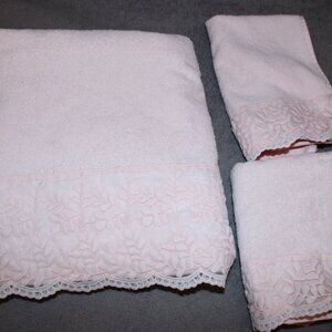 Avanti Pink Lace Trimmed towel set